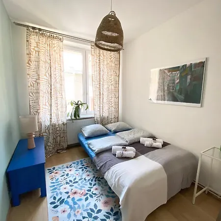 Old Town - River View Apartment, Four Bedrooms - Comfy